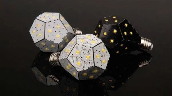 年入8000万美金，只靠一小小贴片灯