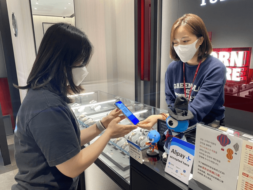 郑钦文的球衣上，一家中国公司的全球化野望