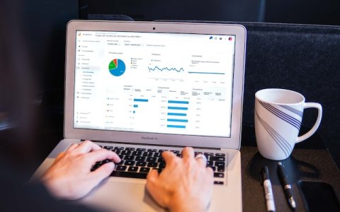充分利用您的数据：比较 Attribuly 与 Google Analytics 4 归因