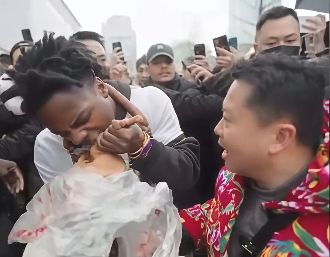 借 “甲亢哥” 东风,中国折扇意外走红 TikTok!