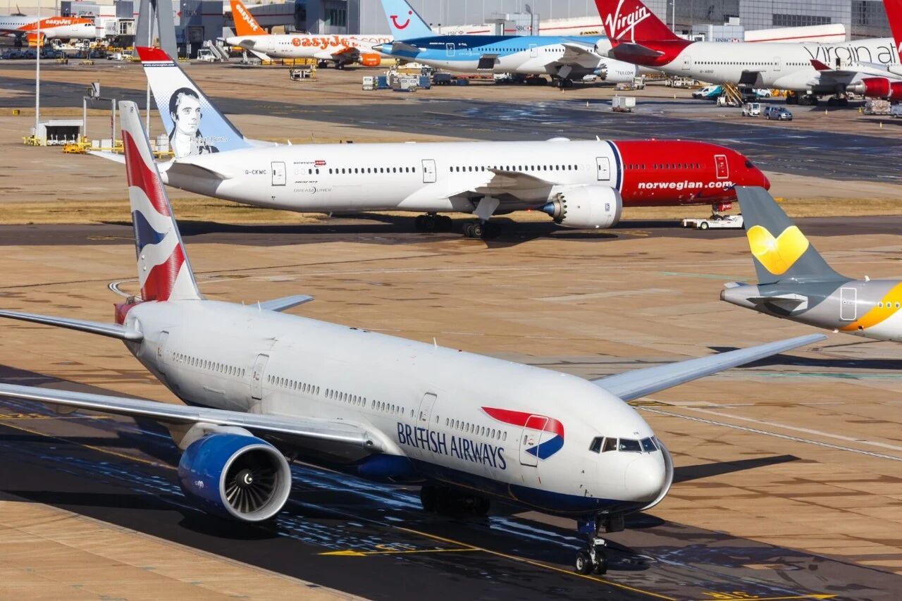 伦敦盖特威克机场的英航与挪威航空客机